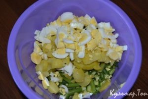 Салат с яйцом, тунцом и огурцом