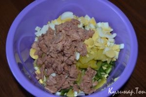 Салат с яйцом, тунцом и огурцом