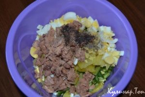 Салат с яйцом, тунцом и огурцом