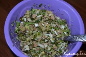 Салат с яйцом, тунцом и огурцом