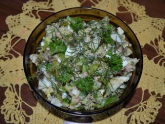 Салат с яйцом, тунцом и огурцом