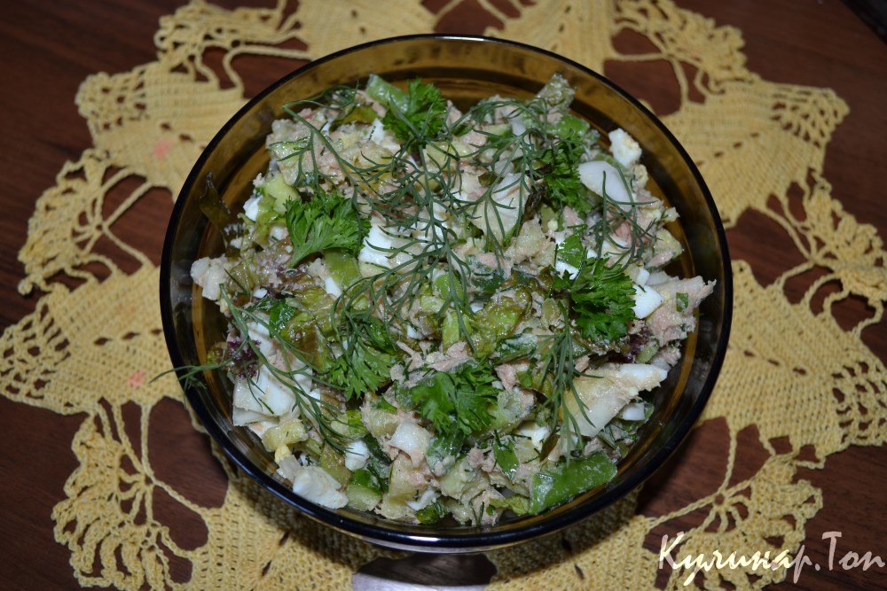 Салат с яйцом, тунцом и огурцом