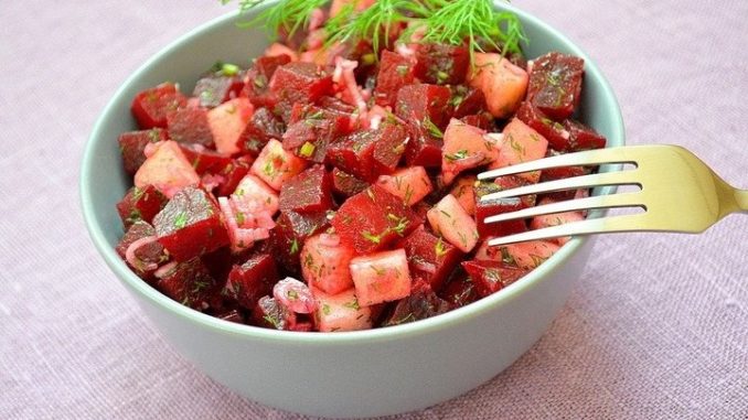 Салат со свеклой и зеленым яблоком Салат со свеклой и зеленым яблоком