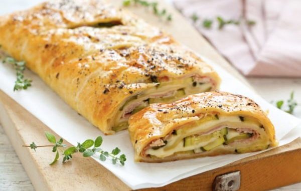 Слоеный пирог с кабачками ветчиной и сыром Слоеный пирог с кабачками, ветчиной и сыром