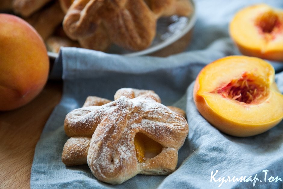Слойки с персиками