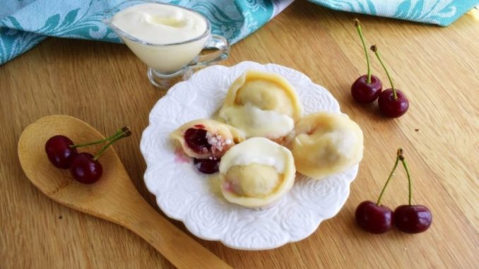 Вареники с вишней и творогом Вареники с вишней и творогом