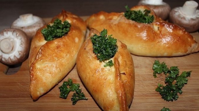 Жареные расстегаи с грибами, луком, морковью и сыром Жареные расстегаи с грибами, луком, морковью и сыром