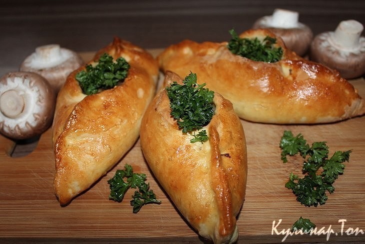 Жареные расстегаи с грибами, луком, морковью и сыром