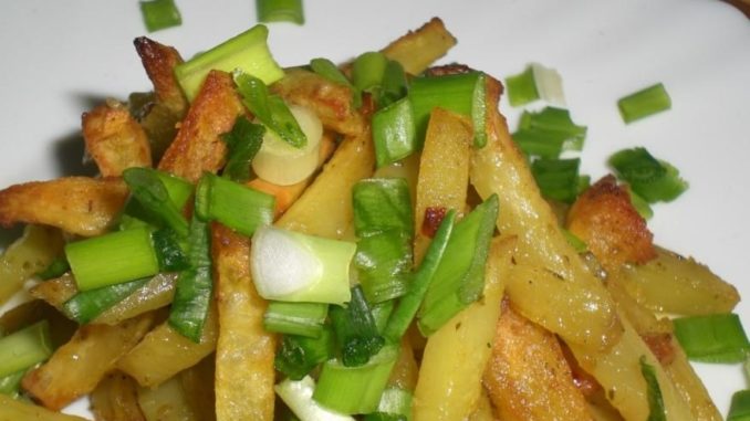 Жареный картофель с зеленым луком Жареный картофель с зеленым луком