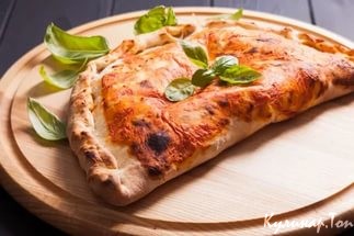 Закрытая пицца с артишоком и ветчиной