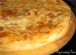 Закрытая пицца с ветчиной и моцареллой