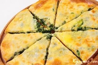 Закрытая пицца со шпинатом и колбасками