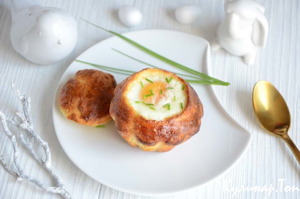 Булочка с паштетом и яйцом