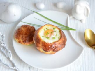 Булочка с паштетом и яйцом