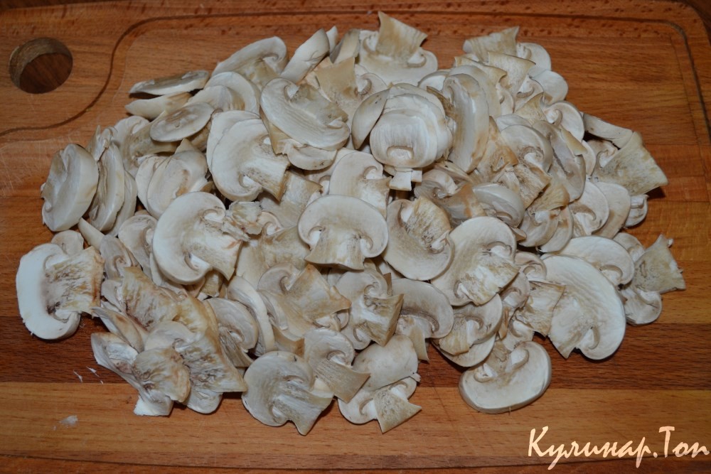 Пицца с грибами и кальмаром