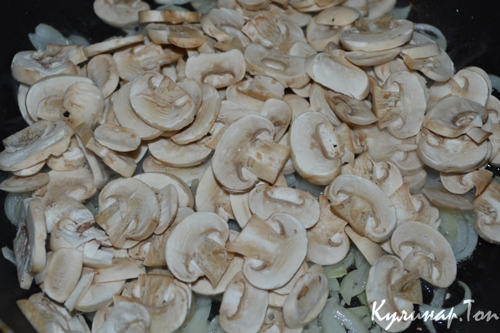 Пицца с грибами и кальмаром