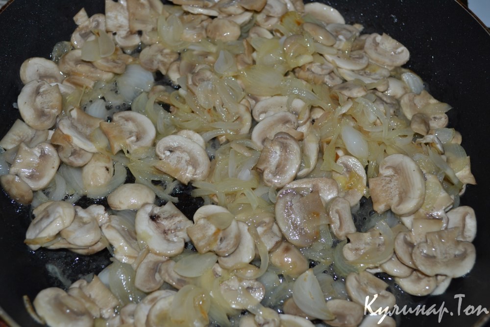 Пицца с грибами и кальмаром