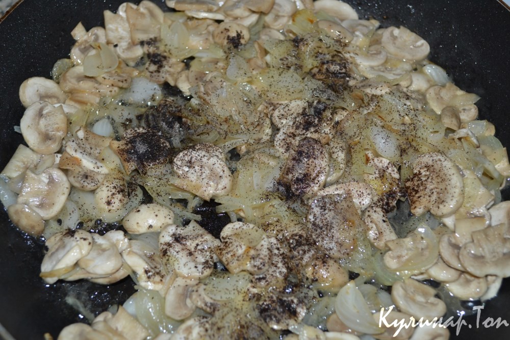Пицца с грибами и кальмаром