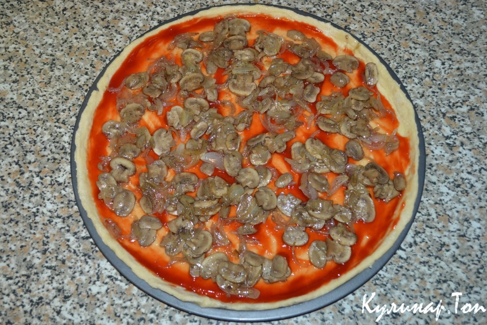 Пицца с грибами и кальмаром