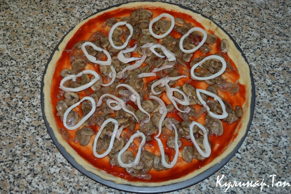 Пицца с грибами и кальмаром