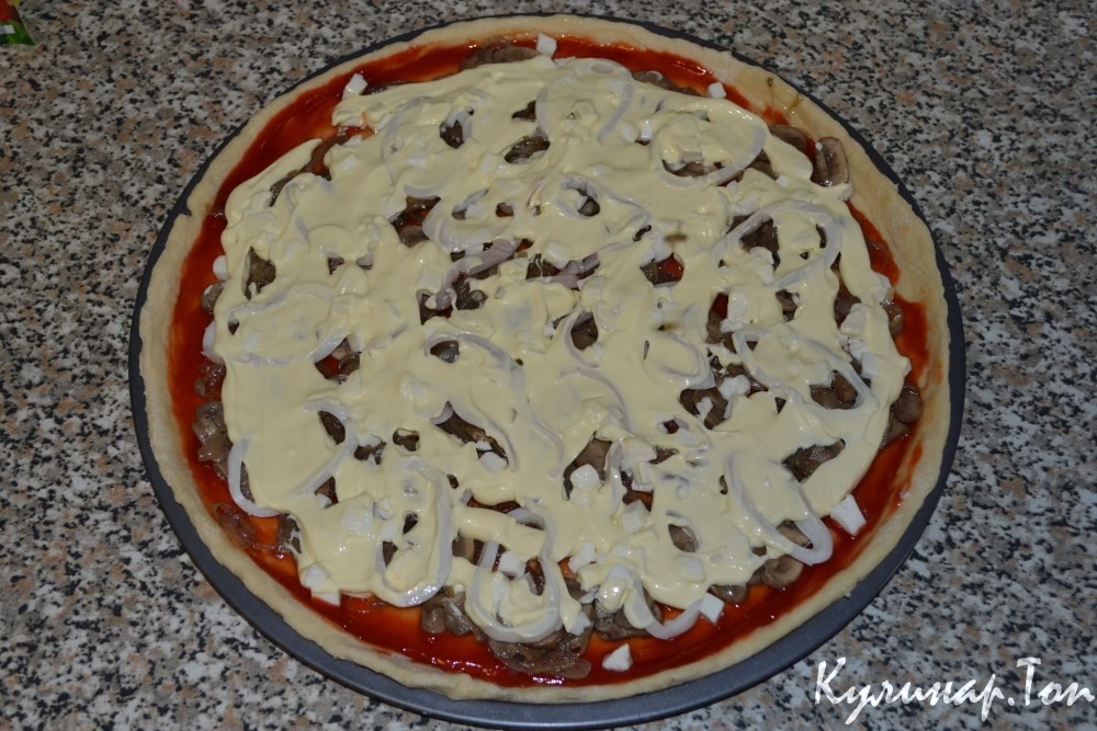Пицца с грибами и кальмаром