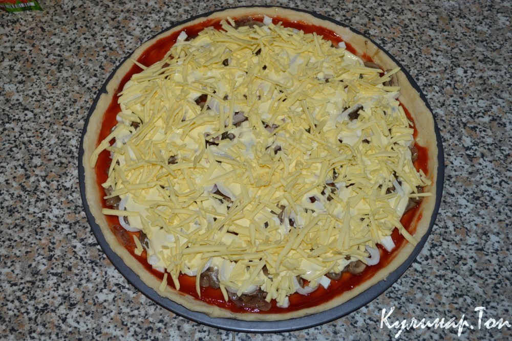 Пицца с грибами и кальмаром