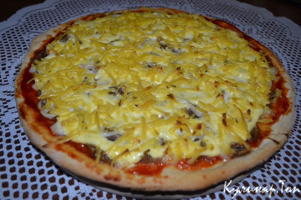 Пицца с грибами и кальмаром