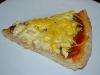 Пицца с грибами и кальмаром