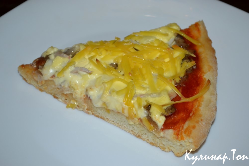 Пицца с грибами и кальмаром