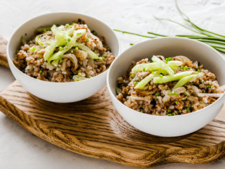 Гречка с жареным луком и свежим огурцом