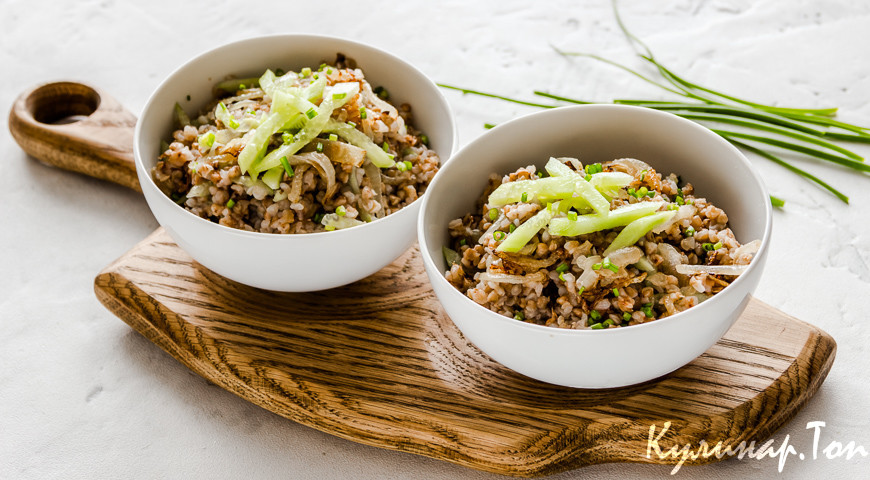 Гречка с жареным луком и свежим огурцом