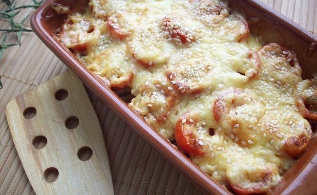 Кабачки, запеченные с шампиньонами и помидорами под сыром Кабачки, запеченные с шампиньонами и помидорами под сыром