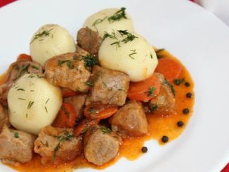 Картофельные клецки с гуляшом из свинины
