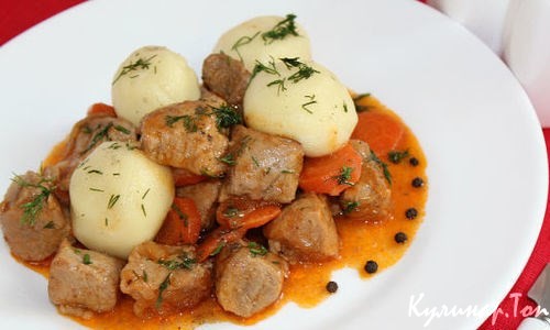 Картофельные клецки с гуляшом из свинины Картофельные клецки с гуляшом из свинины