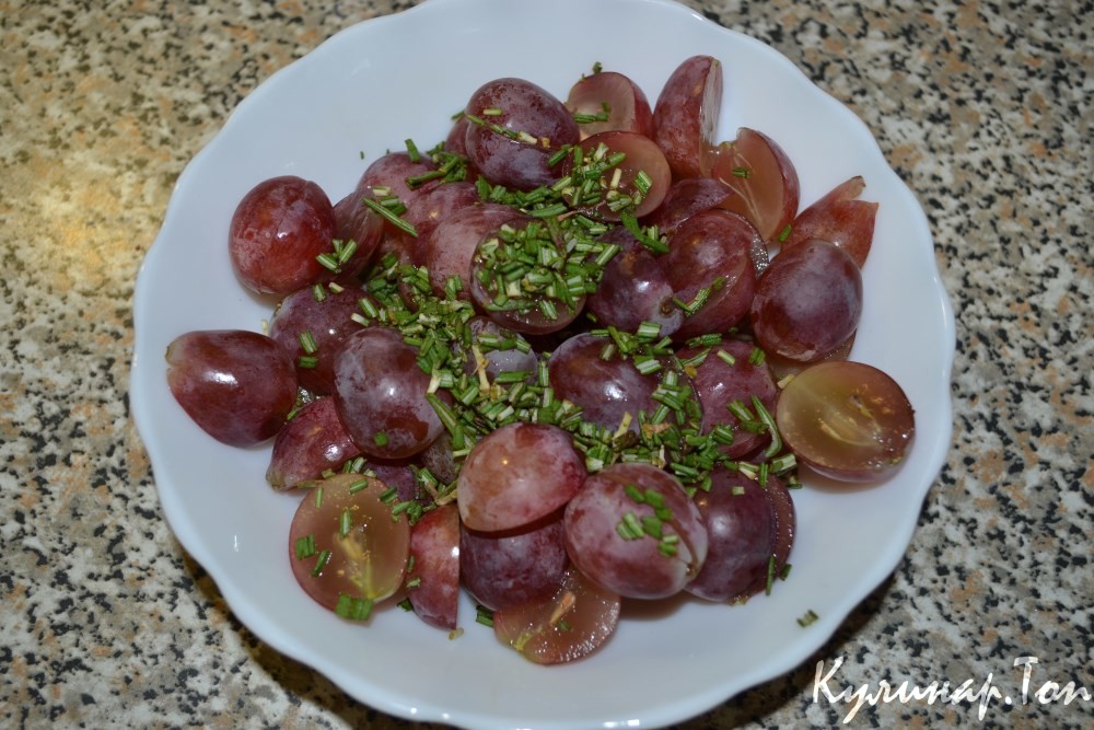 Курица под виноградом