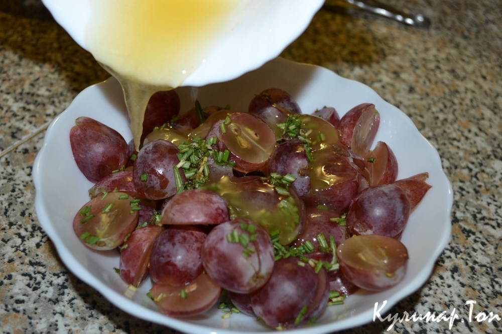 Курица под виноградом