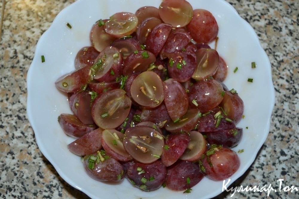 Курица под виноградом