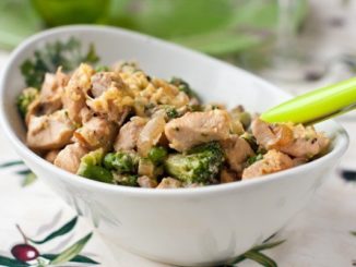 Курица с брокколи и горошком в сливках