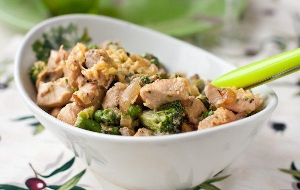 Курица с брокколи и горошком в сливках Курица с брокколи и горошком в сливках