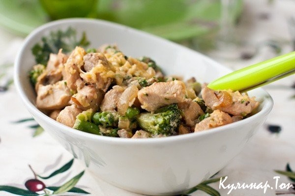 Курица с брокколи и горошком в сливках