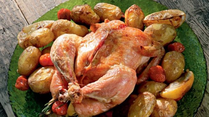Курица в духовке целиком с картошкой Курица в духовке целиком с картошкой