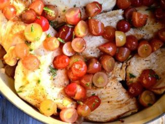 Курица запеченная с виноградом и розмарином