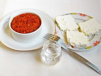 Лютеница с брынзой