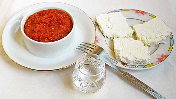 Лютеница с брынзой Лютеница с брынзой