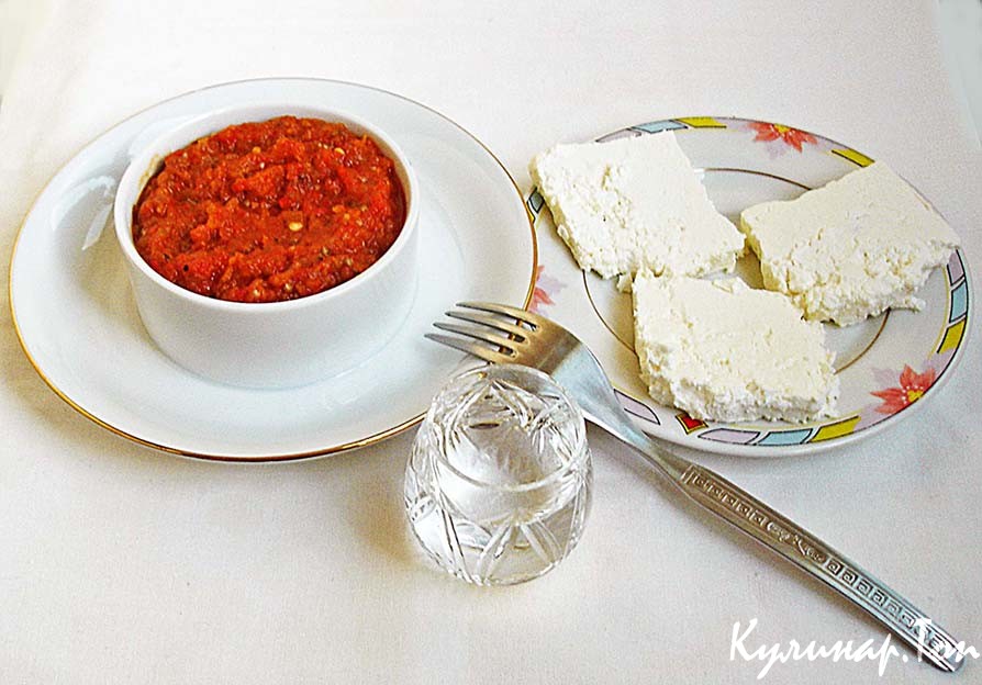 Лютеница с брынзой