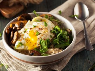 Овсяная каша с грибами и яйцом
