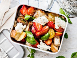 Панцанелла с персиками и клубникой