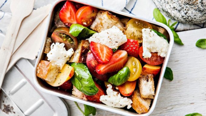 Панцанелла с персиками и клубникой Панцанелла с персиками и клубникой