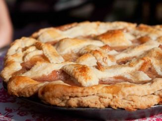 Пирог с начинкой из персиков