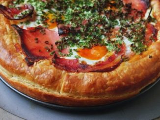 Пирог с зеленью, яйцами и ветчиной